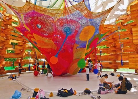 Ein Spielplatz aus einer gewebten Struktur im Fuji-Hakone-Izu National Park