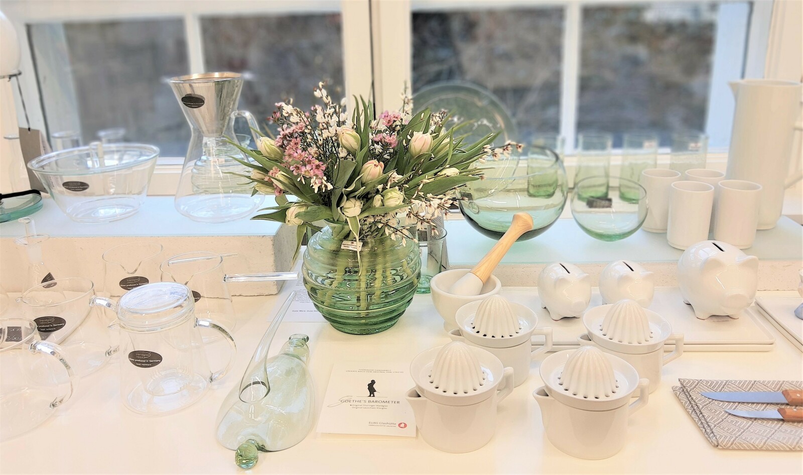 Vase Felicitas, grüne runde Rillenvase und Schale aus original Thüringer Waldglas im Grünen 