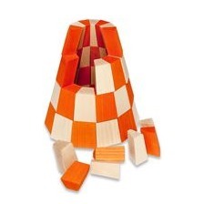 Bei diesem Kreativbaukausten und Lernspielzeug aus Holz "Schräge Kante" kommt alles Gute zusammen. Was Vater und Prof., Dekan und Spielzeugmacher Gerd Kaden entwirft, setzt sein Sohn auf höchstem Niveau um. Da verlassen wir mal die kühle Argumentation und geben zu: Wir sind Fans! Absolut! KADEN Holzbausteine - Die schräge Kiste