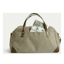 So schön kann Reisen sein. Die Weekender Reisetasche von Hack Lederware ist der deale Begleiter fürs verlängerte Wochenende. Hier trifft klassisches Segeltuch auf gutes Leder. Hack Weekender Segeltuch mit Rindleder