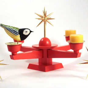 Glasvögel als abgefahrene Weihnachtsdekoration und rustikale Kerzenständer und Sterne