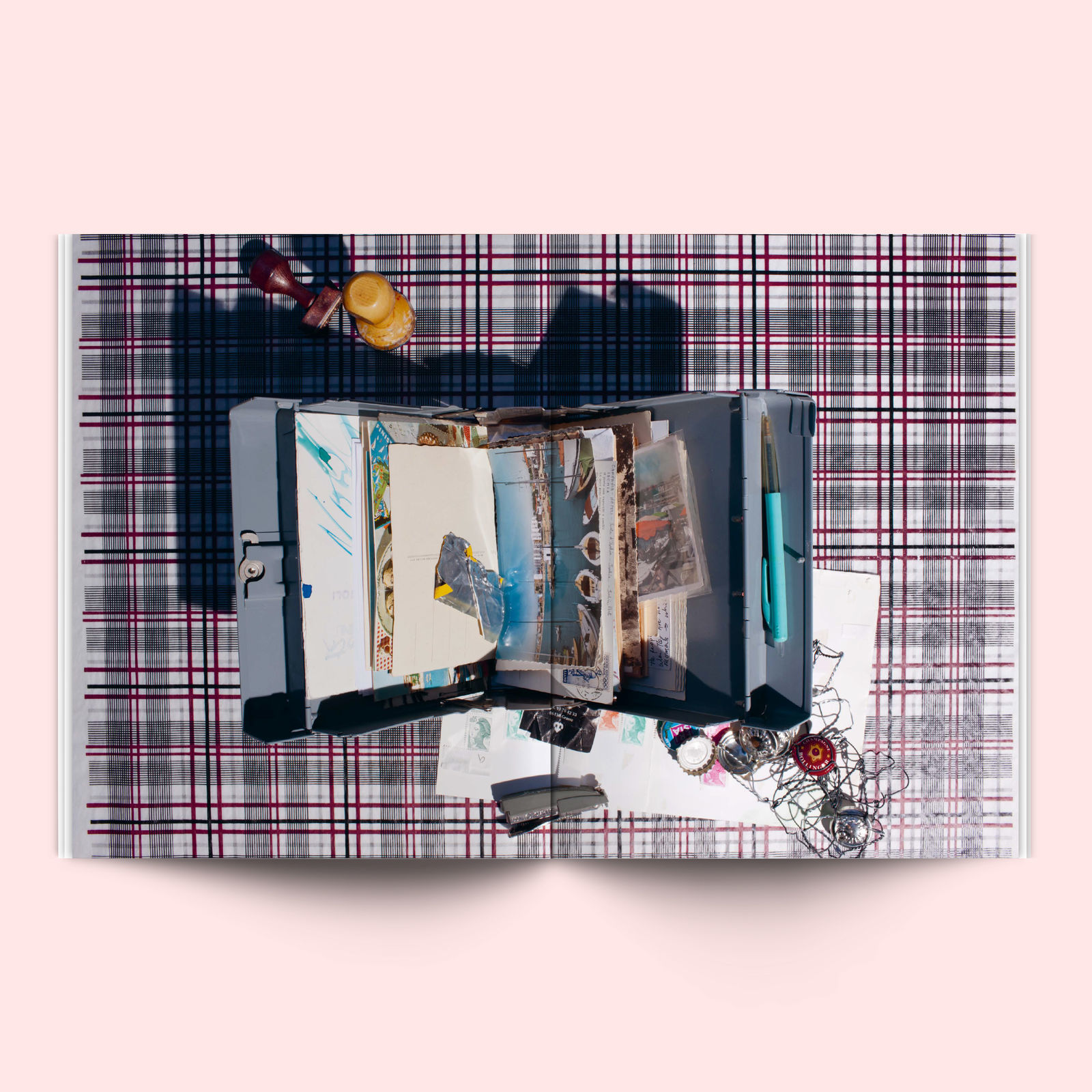 Momente und Jahre, Orte und Szenarien, spannende Hintergrundgeschichten und spontane Gedanken fügen sich mit arrangierten Tableaus zu einer unwidersteh­lichen Geschichte rund um den Globus zusammen. Es ist eine Einladung an Entdecker, Träumer, Neugierige und Sehnsüchtige. Hier können sie erfahren, dass am Ende jeder Reise vor allem eines steht: das Gefühl, ein Stück näher bei sich selbst angekommen zu sein. 