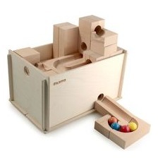 Das ist unser Kugelbahnklassiker, bestens durchdacht und gefertigt von "Kugelbahnpapst" Gerd Kaden, war sie nicht nur die Weltinnovation, sondern ist bis heute unsere erste Wahl. Für Kinder ab 2 Jahren. KADEN Kugelbahn im Kasten, Größe XL