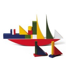 Das Bauhaus Bauspiel wurde 1923 von Alma Siedhoff-Buscher entworfen und wird heute von NAEF Spiele als Replikat originalgetreu produziert.   BAUHAUS BAUSPIEL, Naef, Design von Alma Siedhoff-Buscher