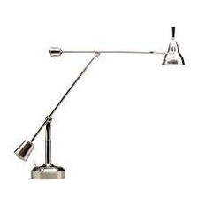 Diese Buquet-Tischlampe beeindruckt durch ihre Konstruktion mit Funktionalität und Eleganz. 1927 meldete Édouard Buquet Teile dieser Leuchte, vor allem die Gelenke, als Patent an. Diese Tischleuchte war einer der populärsten Lampenentwürfe des Art Déco und der Zwanziger Jahre und wurde gerne in die Einrichtungsdesigns von Architekten wie Le Corbusier, Marcel Breuer, Marcel Coard u.v.m. eingebunden. Ein Exemplar der Lampe EB 27 befindet sich im Museum of Modern Art in New York. Tischleuchte – EB27 – Èdouard Buquet