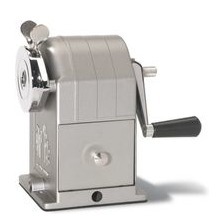 Eine gute Spitzmaschine ist heute eine Seltenheit. Caran d' Ache baut den Besten. Einmal für immer - hält nicht nur ein Leben lang. Gute Ware in jeder Hinsicht! Schüler, Studenten, Künstler und Freunde der schönen Dinge sind gleichermaßen erfreut über die Ausführung und Präzision. Spitzmaschine aus Metall für Bleistifte