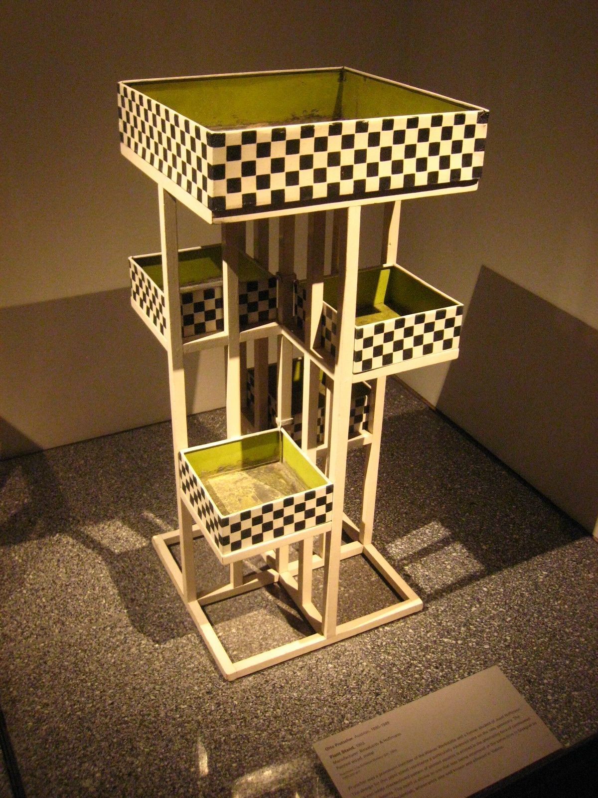 Aufbewahrungsstand aus den Wiener Werkstätten