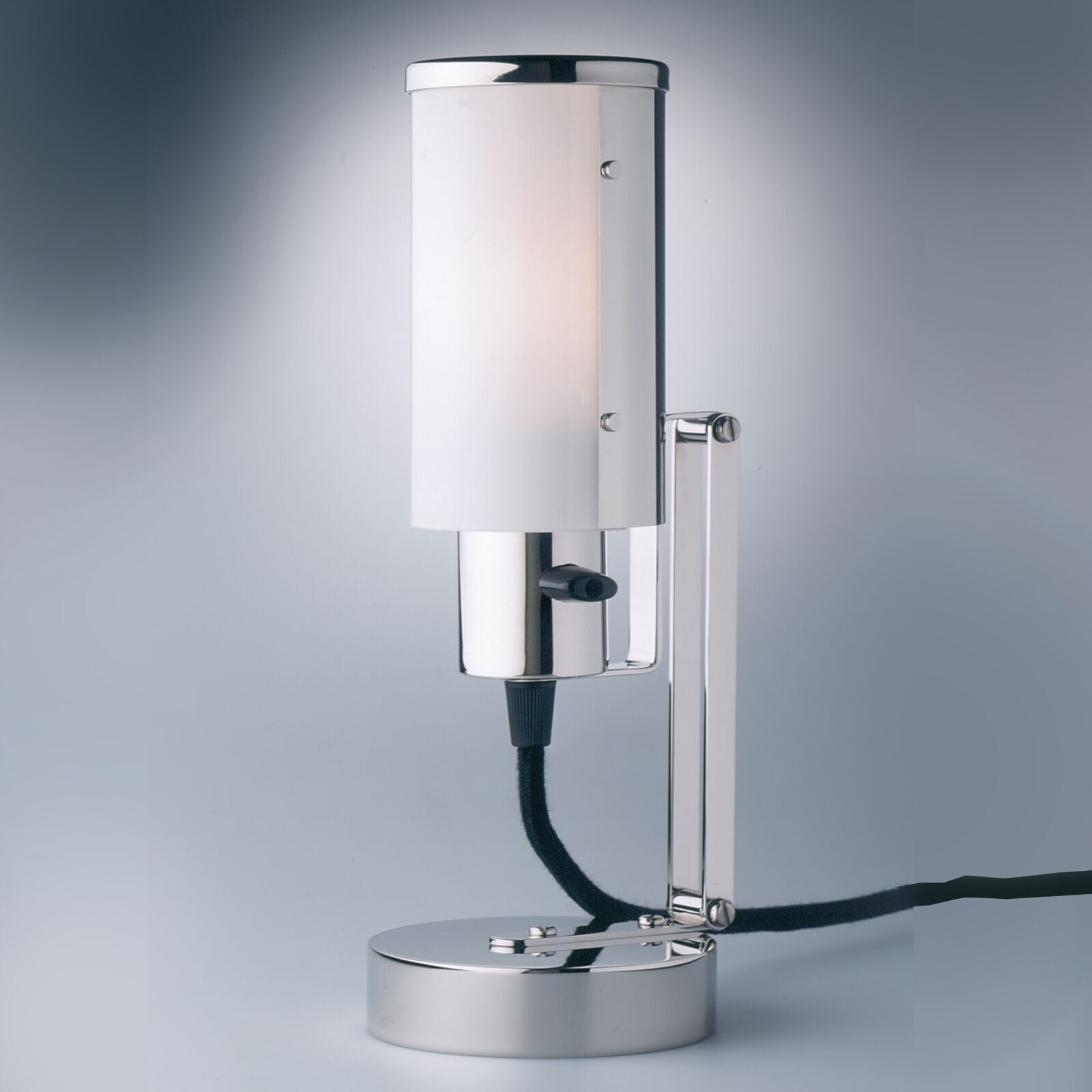 "Nachttischlampe, auch als Wandleuchte verwendbar" war die ursprüngliche Bezeichnung dieser Leuchte im Prospekt der Weimar Bau- und Wohnungskunst GmbH.Wilhelm Wagenfeld entwarf 1930