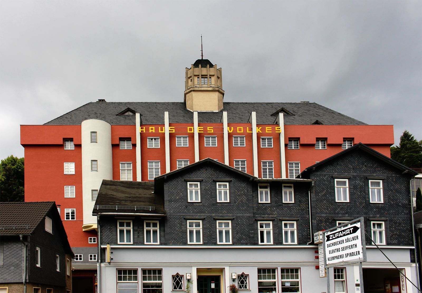 Haus des Volkes Das Bauhaushotel FORMOST