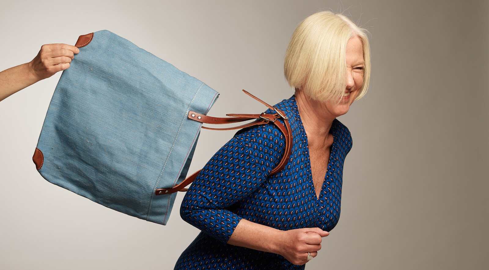 Andrea mit Einkaufstasche L von Hack Lederware