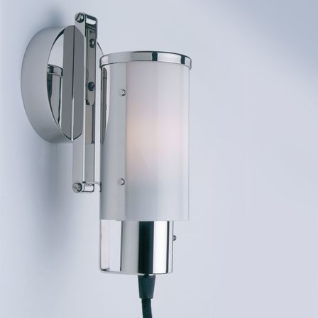 "Nachttischlampe, auch als Wandleuchte verwendbar" war die ursprüngliche Bezeichnung dieser Leuchte im Prospekt der Weimar Bau- und Wohnungskunst GmbH.Wilhelm Wagenfeld entwarf 1930