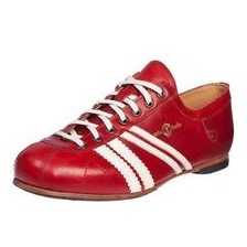 Der Zeha Berlin Lederschuh, Modell CLUB im Retro-Look, rot mit den unverkennbaren cremeweißen Doppelstreifen, ist von der Zunge bis zur Sohle aus feinem Kalbs- und Rindleder gearbeitet. Lederschuh CLUB 813 rot, Zeha Berlin -20%