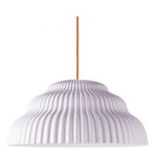 Die Kaskad Leuchte lässt Keramik zu einer fließenden Form werden. Das visuelle Erscheinungsbild gleicht dem fließenden Wasser einer Kaskade. Der Lampenschirm wird aus Keramik handgegossen. Im Esszimmer und Flug, einzeln oder als Gruppe ein Blickfang.    Kaskad Leuchte klein