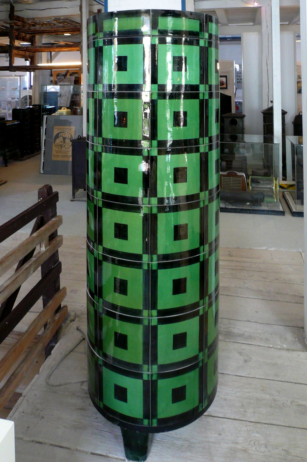 Die Kacheln wurden von HB Werkstätten für die Kachelofenfabrik in Velten entwickelt