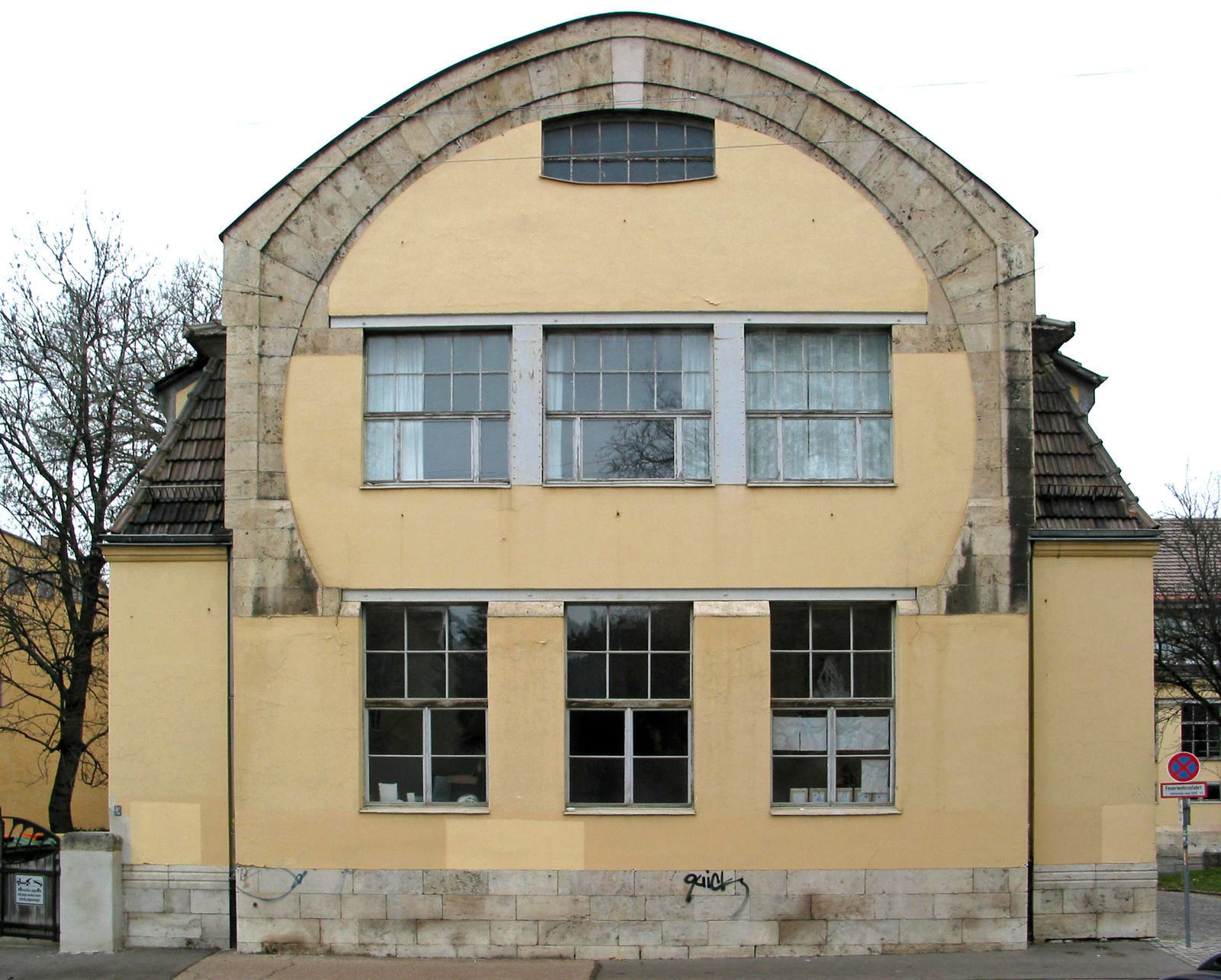 Der hufeisenförmige Südgibel der Kunstgewerbeschule Weimar