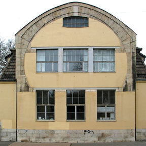 Der hufeisenförmige Südgibel der Kunstgewerbeschule Weimar