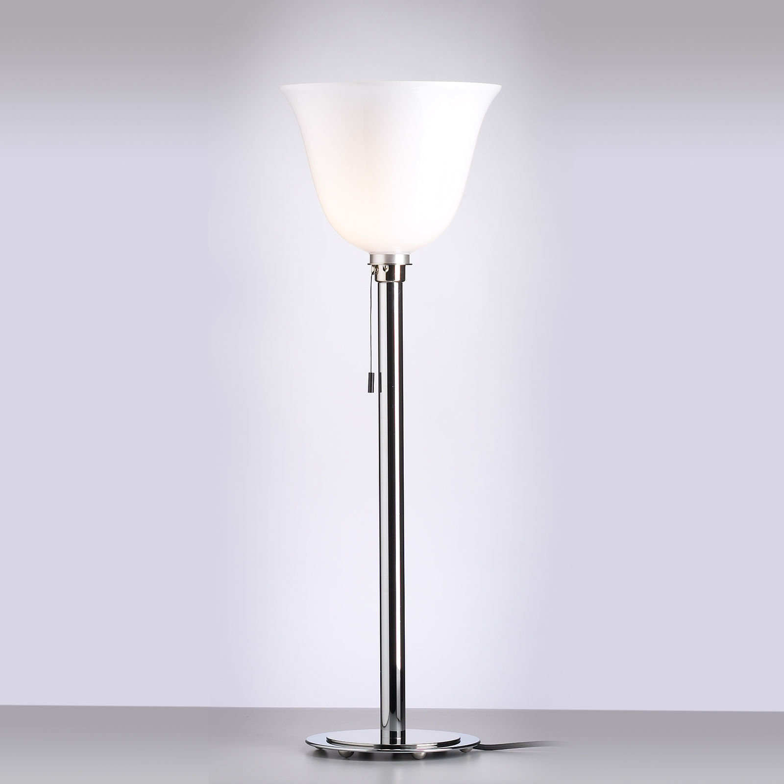 Diese „Lamp de Travail“ ist 1930 in verschiedenen sich ähnelnden Ausführungen entstanden und war als Arbeitsbeleuchtung in Büros sehr verbreitet. 