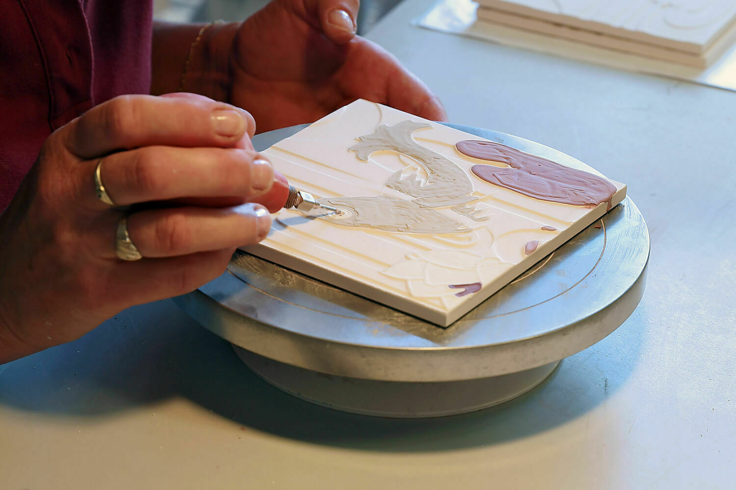 Bemalung, Glasur und erster Brand. 