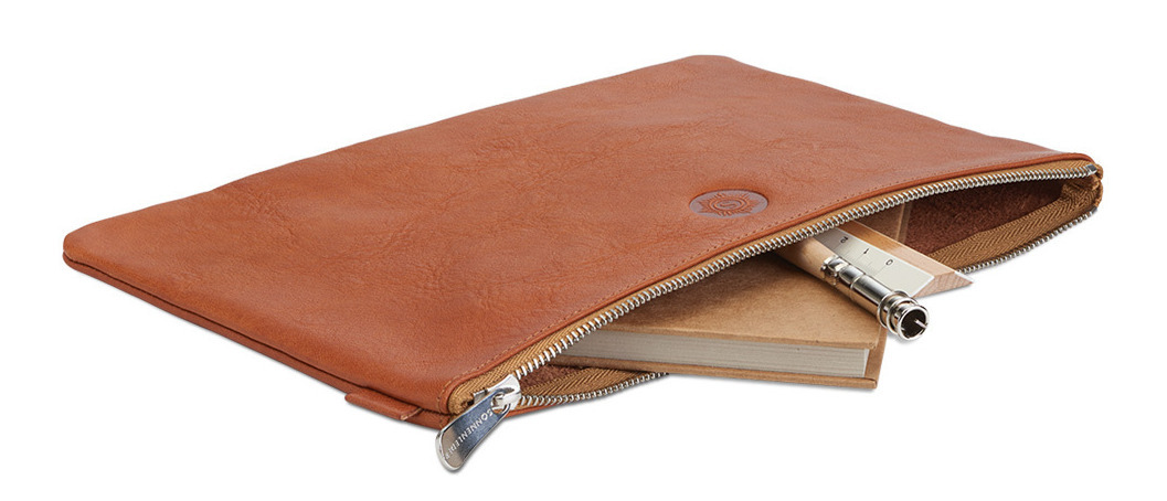 Eine Banktasche von Sonnenleder namens WEILL aus naturgegerbtem Rindleder im Format Din A 5 mit Reißverschluss