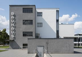 Bauhausgebäude_2017.jpg