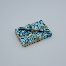 Carta Pura und Carta Varese, das hört sich nicht nur sehr ähnlich an, sondern ist auch Ausdruck langjähriger Verbundenheit. Beide Namen sind italienischen Ursprungs, einmal ist das Papier (carta) pur und rein (pura) und einmal verweist es auf einen Ort in Norditalien (Varese). Zusammen mit dem Mini-Blestift wird der Carta Varese Block mit 100 verschiedenen Papieren zum idealen Geschenk. Carta Varese Geschenkset