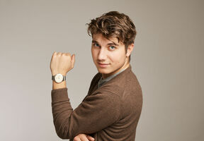 Mitarbeiter mit Junkers Uhr Bauhauslinie Beige/ Silber