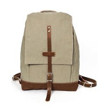 Sinnvoller Materialeinsatz, zeitloses Design - zwei Qualitätsmerkmale des Rucksacks DAYBAG, denn das klassische robuste Segeltuch und Leder, eine Außentasche und eine Innentasche mit Reißverschluss sorgenfür Freude am täglichen Gebrauch und langen Nutzen. Ein lässiger Rucksack mit etwas Retro-Attitüde; finden wir. Hack Rucksack DAYBAG Segeltuch mit Lederriemen