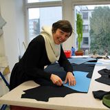 Designerin Cornelia Kolditz kreiert mit Stoff, Schnitt, Stich und Leidenschaft besondere Kleidungsstücke. Cornelia Kolditz