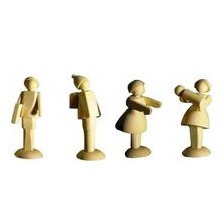 Die in Handarbeit produzierten Figuren aus Ahorn, entstehen aus mehreren Techniken, eine Kombination aus gedrechseltem Grundkörpern, geschnitten, geleimt, geschliffen und zusammengefügt . Die Arme, Flügel, Mäntel und Umhänge sind aus dünnen Holzplättchen gesägt und verleimt.   Figurensatz