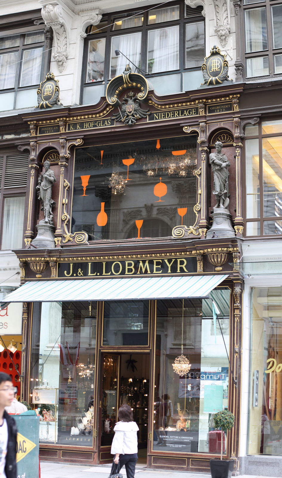 Die Söhne Josef und Ludwig Lobmeyr (1855–1917): Ludwig wird zum bedeutendsten Protagonisten der österreichisch-böhmischen Glasherstellung und präsentiert das Unternehmen auf den ersten Weltausstellungen. 
