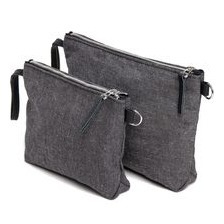 Die perfekte Ergänzung zu den Hack Einkaufstaschen aus Segeltuch. Für ein bisschen Ordnung in der Tasche ist dies ein idealer Aufbewahrer von Stiften, Zetteln, Kosmetik, Brille, Geld, Taschentüchern und was sonst noch so alles in der Tasche umherfliegt. Aus Segeltuch mit Reißverschluss in zwei Größen. Hack Aufräumer - Utensilientasche