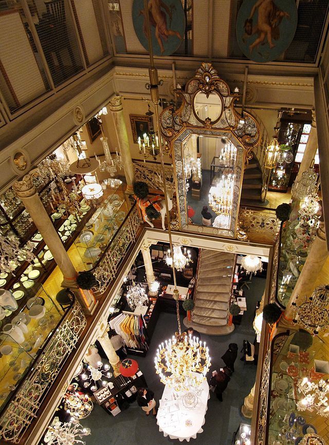 1823 gründet Josef Lobmeyr sen. das Unternehmen in der Wiener Weihburggasse und wird bald k. u. k. Hoflieferant des habsburgischen Kaiserhauses. 