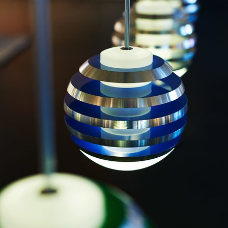 Die mehrfach preisgekrönte Pendelleuchte "Bulo" besticht vor allem durch ihr außergewöhnliches Design. Gewöhnliche Formen wie die Kugel zu durchbrechen, ja fast schon zu zerstören, um etwas gänzlich Neues entstehen zu lassen.