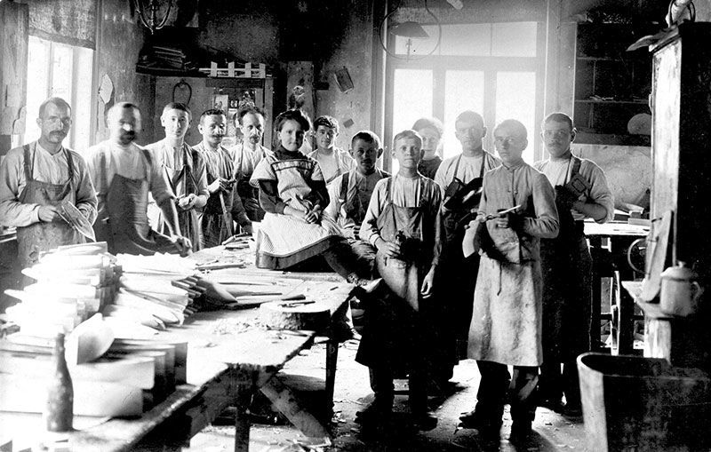 Die Belegschaft von OGAS um 1910, in der Mitte die Tochter des Firmengründers.