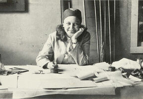 Otti Berger am Arbeitstisch. Foto unbekannt, um 1931 (c) Bauhaus-Archiv Berlin.jpg