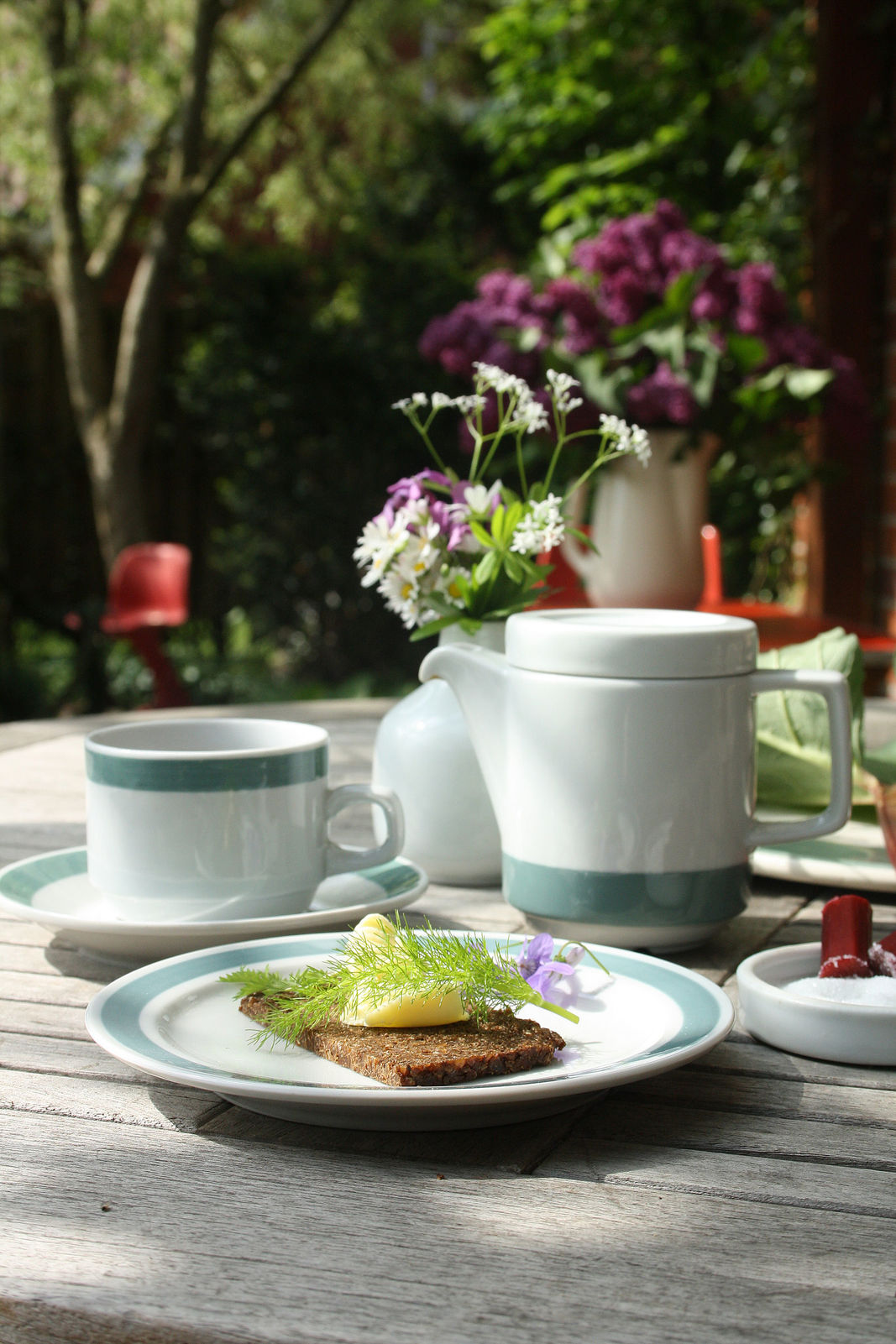 Rationell"-Geschirr, hier mit dunkelblauen, braunen und grünen Banderolen. 