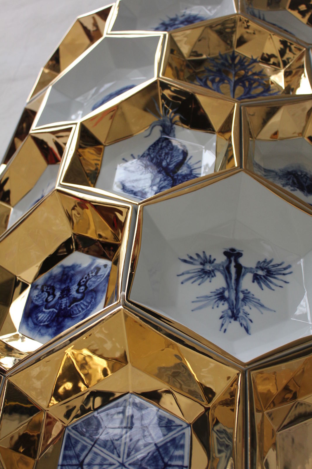 Jede einzelne Wabe ist mit einer eigenen Verziehrung versehen