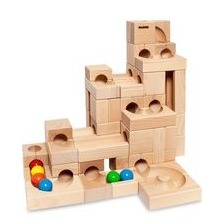 Das ist unser Kugelbahnklassiker in der Größe M. Bestens durchdacht und gefertigt von "Kugelbahnpapst" Prof. Dekan und Spielzeugmacher Gerd Kaden, war sie nicht nur die Weltinnovation, sondern ist bis heute unsere erste Wahl. Für Kinder ab 2 Jahren. KADEN Kugelbahn im Kasten, Größe M