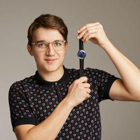Mitarbeiter mit Junkers BAUHAUS Quarz Armbanduhr Blau / Kalbsleder