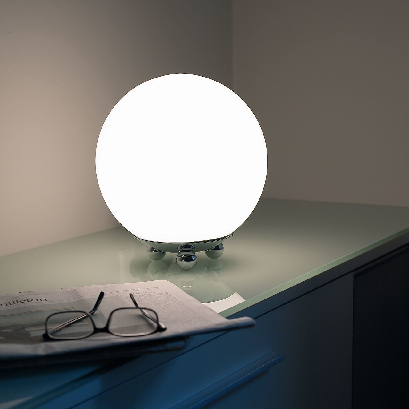 Art Déco Tischleuchte – AD32 von tecnolumen mit opaler Glaskugel