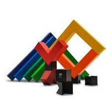 Diese Konstruktions- und Bauspiel von NAEF ist eine Hommage an den rechten Winkel vom großen Spieledesigner Peer Clahsen. Die Faszination kommt beim Spiel. ANGULAR Bauspiel