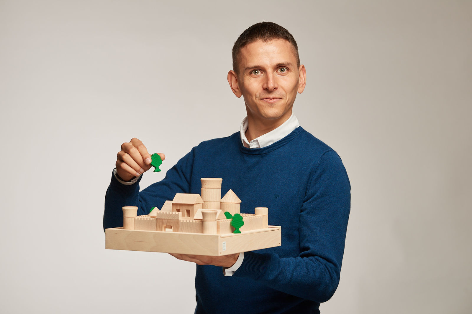 Grün bemalte Holzbäume, Stadtmauern, Türme und vieles mehr ...