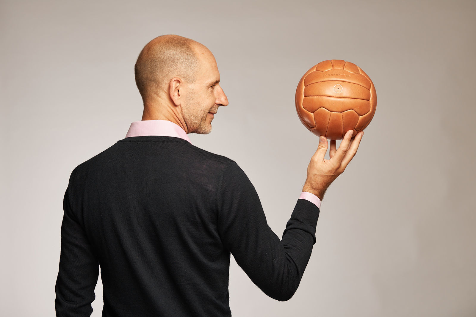  Ein echter Lederfußball wie in der WM 1954.