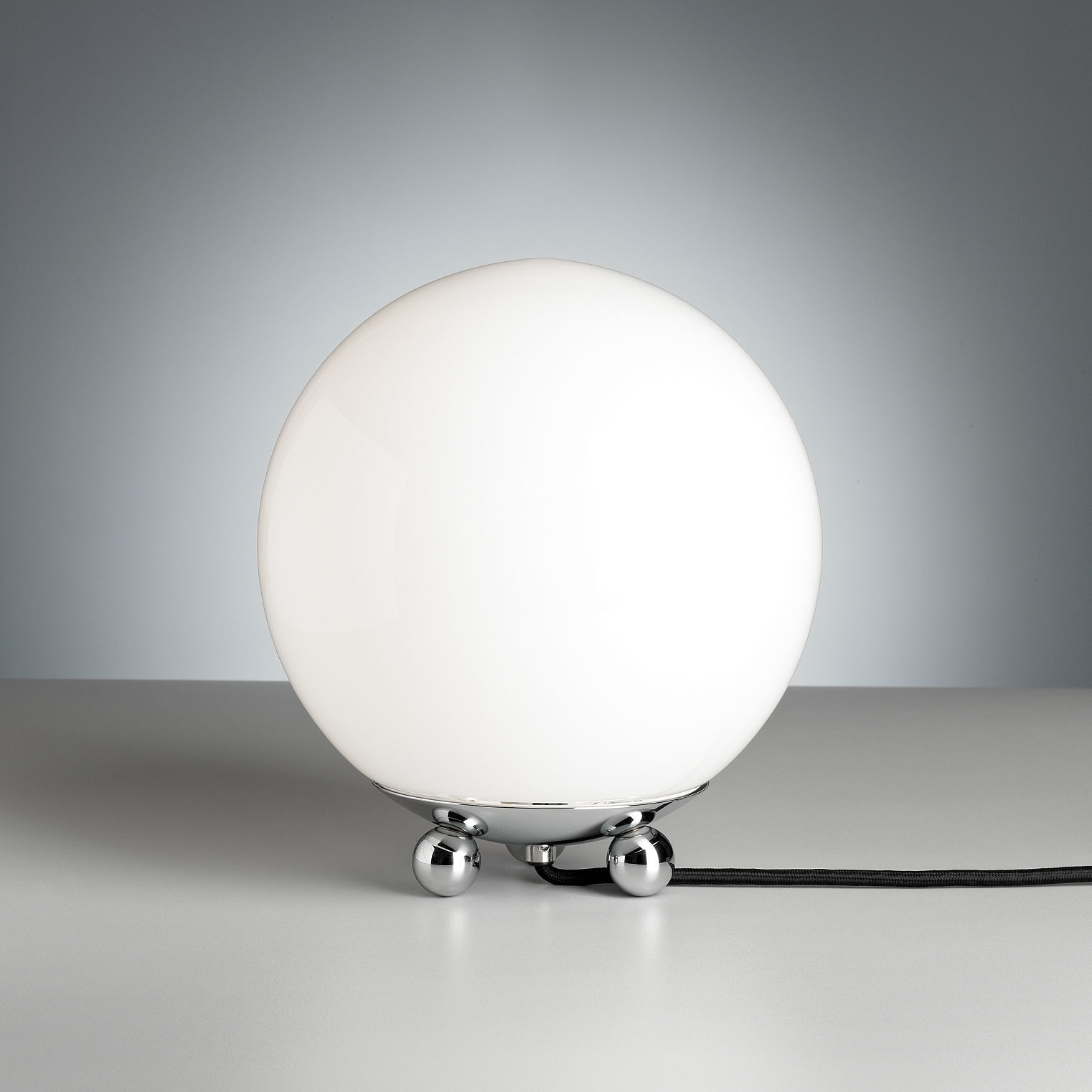 Art Déco Tischleuchte – AD32 von tecnolumen mit opaler Glaskugel