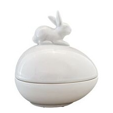 Die Osterdose in Form eines Eies mit einer Hasenfigur als Knauf ist eine entzückende und festliche Dekoration für die Osterzeit. Lindner Osterdose Ei mit Hase 13 cm