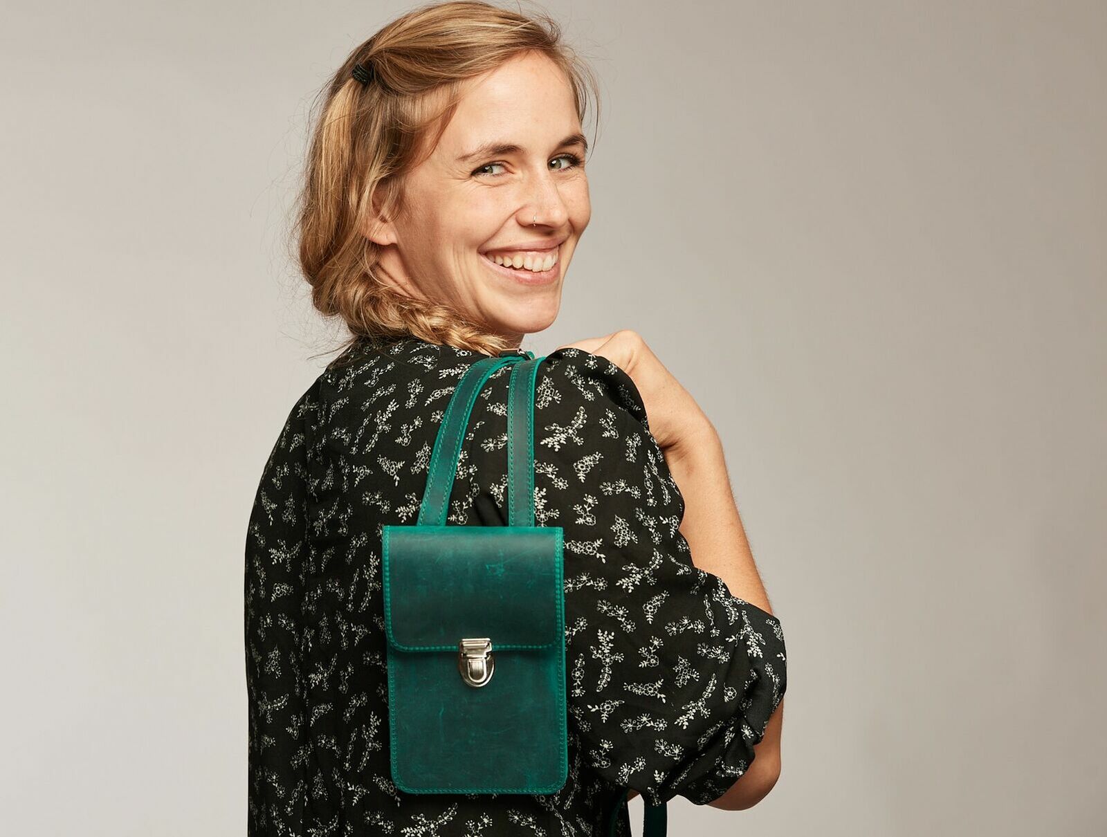 Sina mit der BORSA Handytasche in Petrol 