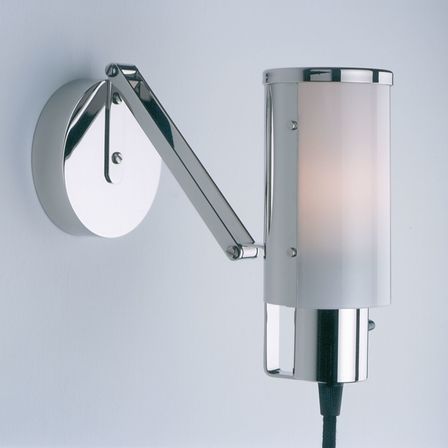 "Nachttischlampe, auch als Wandleuchte verwendbar" war die ursprüngliche Bezeichnung dieser Leuchte im Prospekt der Weimar Bau- und Wohnungskunst GmbH.Wilhelm Wagenfeld entwarf 1930