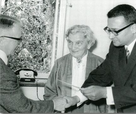 Gestalterin Grete Wendt erhält in DDR-Zeiten einige Preise für ihre Engelfiguren.