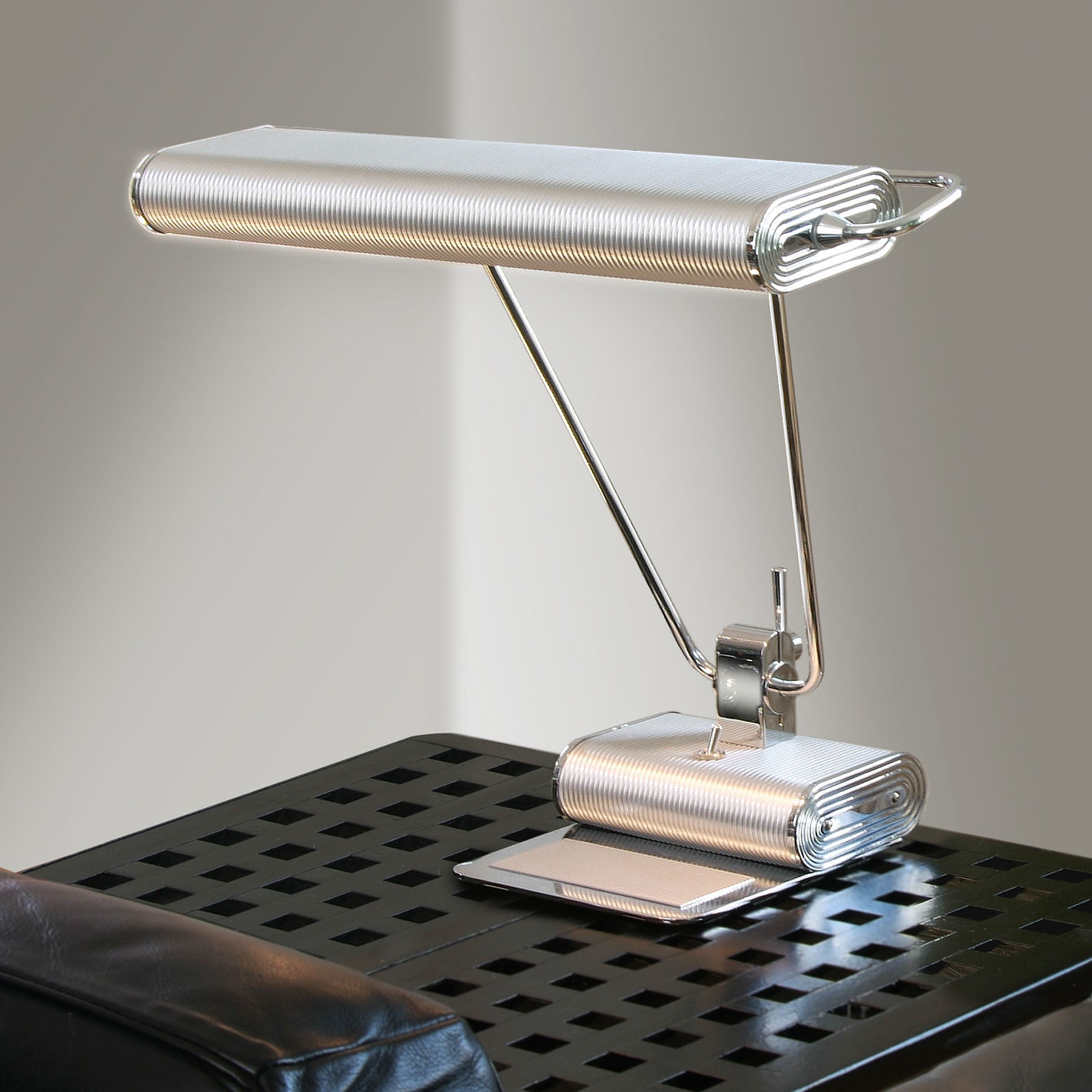 Diese Tischleute AD34 wurde nach dem Vorbild einer Art-Déco Tischlampe aus Frankreich neu gestaltet