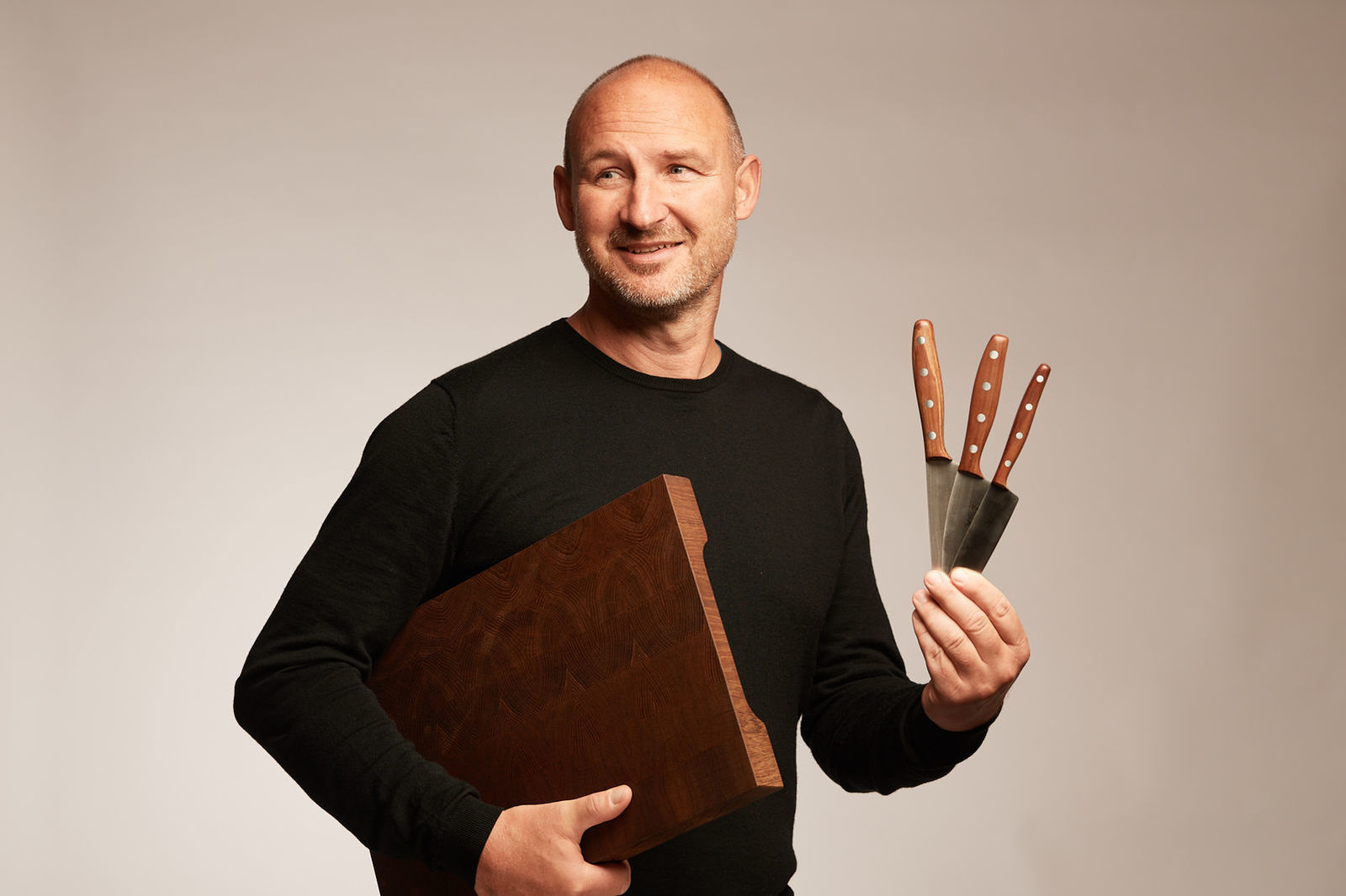 Thomas weiß diese Präzision des Fertigens, die geschickten Hände und das gute Auge bei jedem Handgriff zu schätzen.